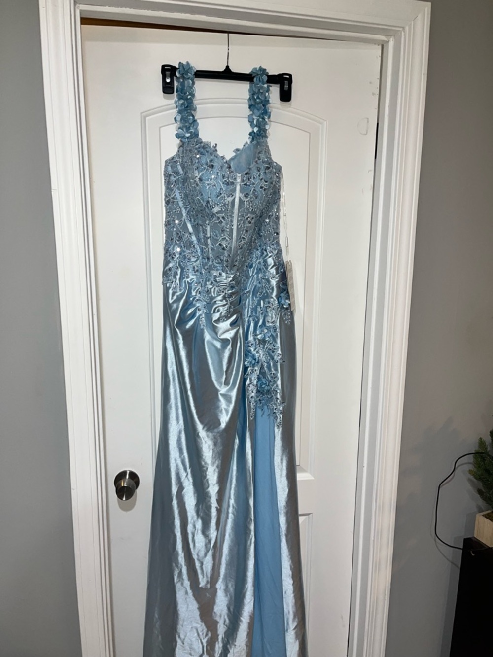 Elegant Light Blue Prom Dress with Floral Appliqué